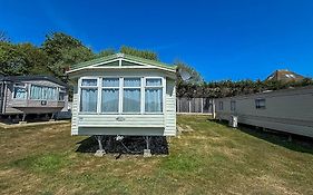 Superb Caravan At Kessingland Beach In Suffolk, Sleeps 8 Ref 90015Bc